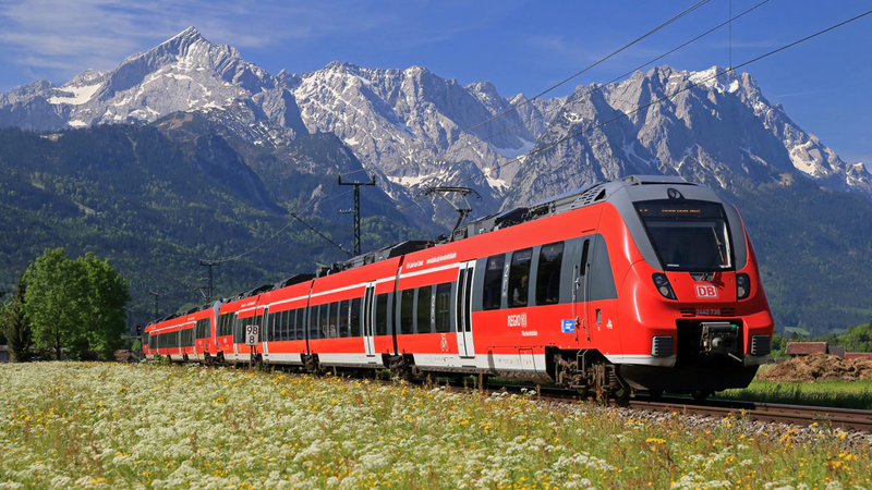 Werdenfelsbahn in front of Wetterstein mountains; copyright by Uwe Miethe
